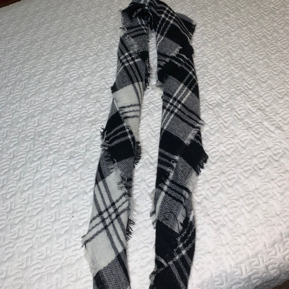 Checkered pattern scarf wrap